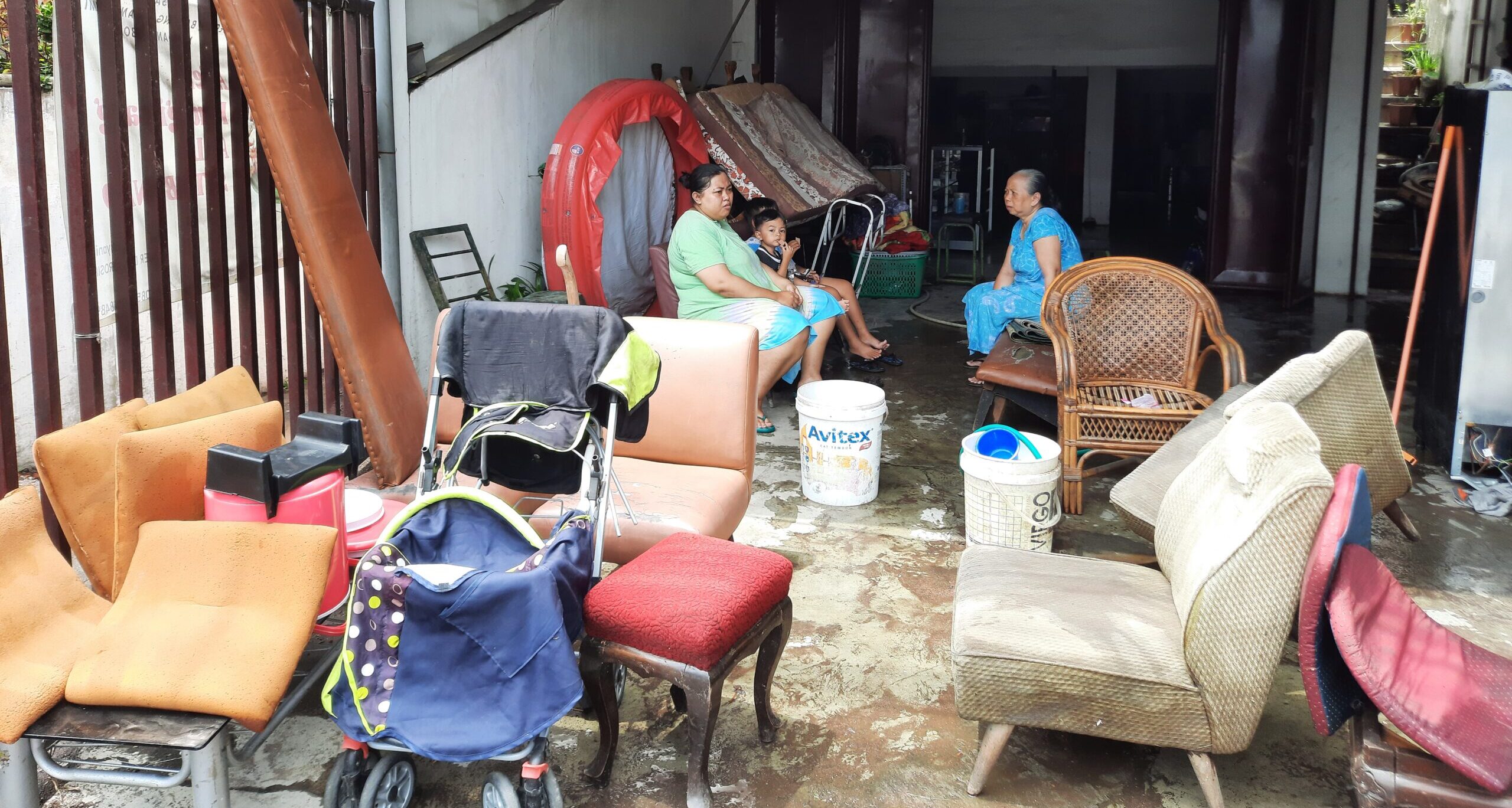 Rumah Kebanjiran, Warga Jalan Letjen Sutoyo Berkeluh Kesah 26 20210106 112329 scaled e1609939216715