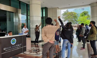 Aksi demonstrasi Aliansi Mahasiswa Peduli UM (Foto Fathi)
