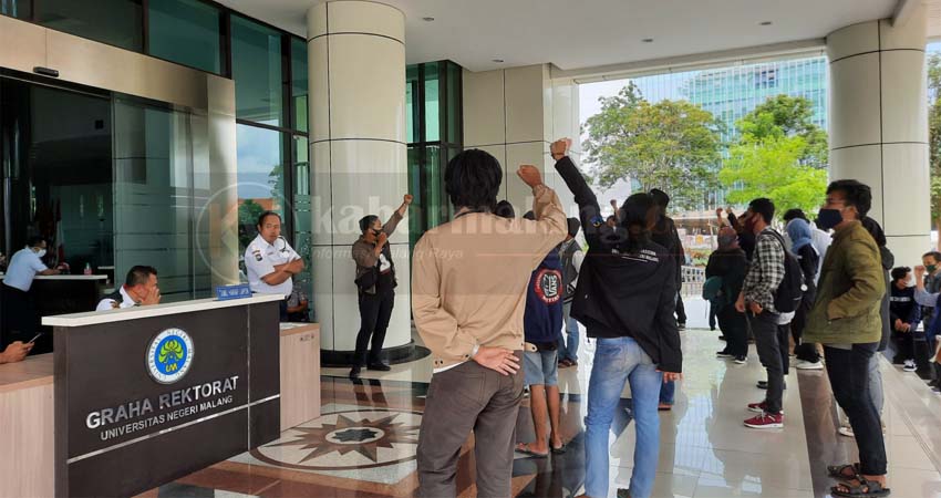 Aksi demonstrasi Aliansi Mahasiswa Peduli UM (Foto Fathi)