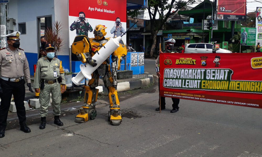Transformer Mangkal Di Perempatan Kepanjen, Bawa Suntik Raksasa