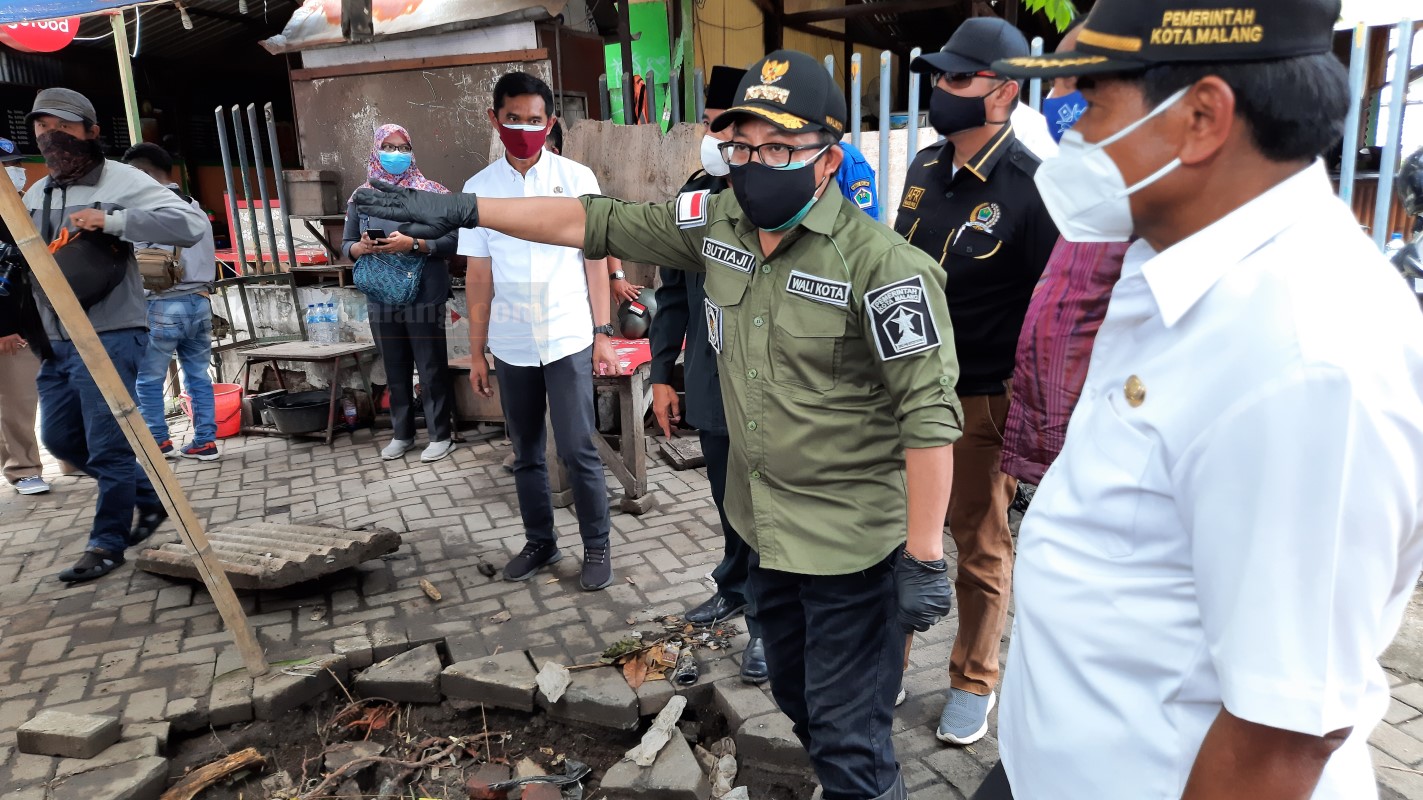 Sutiaji Pernah Pergoki Warga Buang Sampah Kasur Sembarangan 26 Sutiaji Pernah Pergoki Warga Buang Sampah Kasur Sembarangan