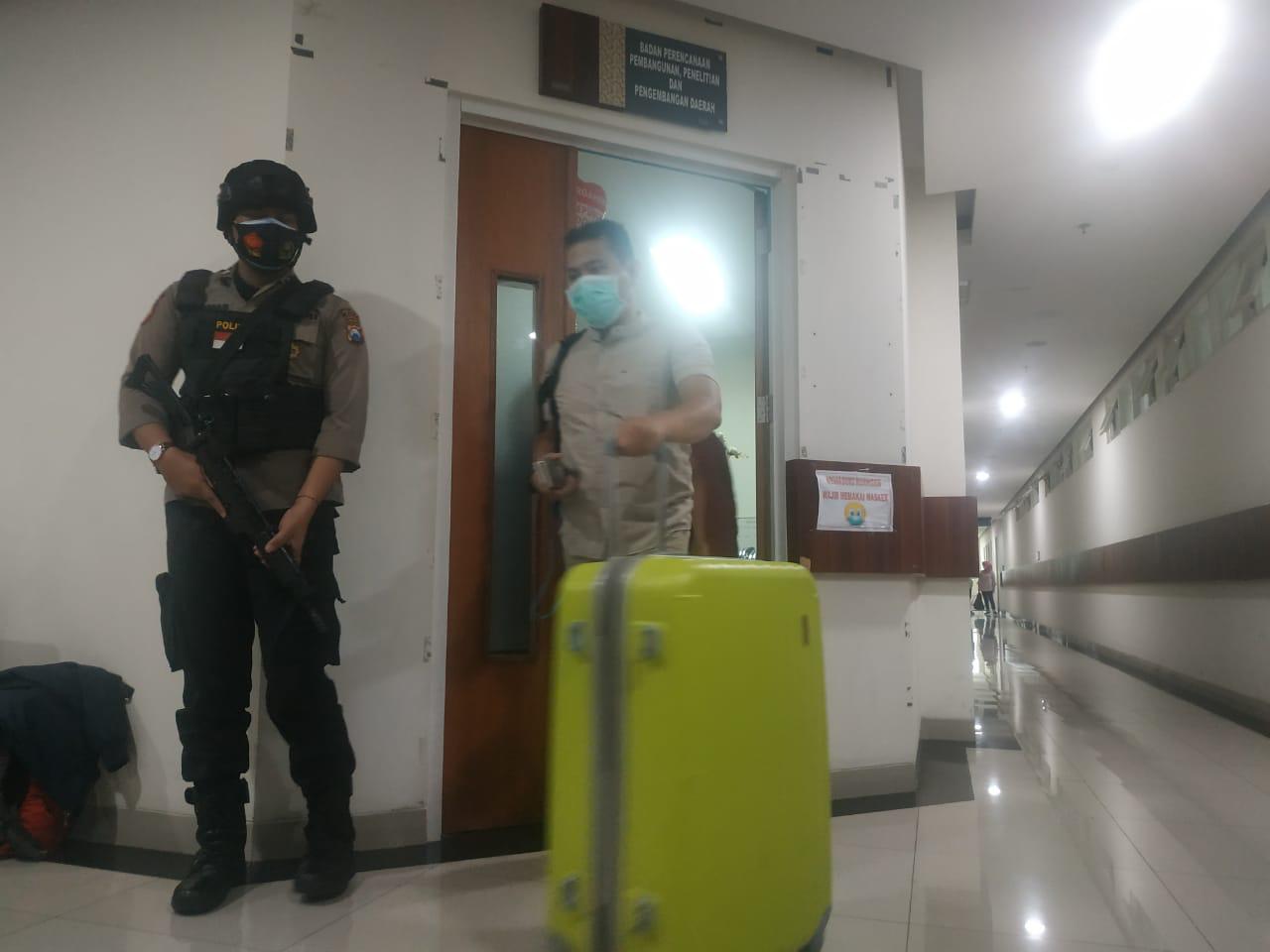 Penggeledahan KPK Hari Ketiga Selesai, Dewanti Anggap Itu Silaturahmi 26 IMG 20210108 WA0006