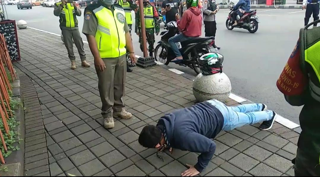 Tak Bermasker, Wisatawan Alun-Alun Kota Batu Push Up 26 IMG 20210102 111240