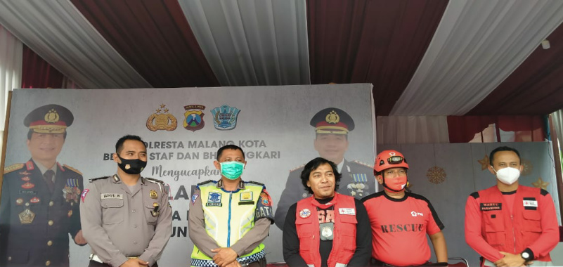 Komeng 'Spontan' Bantu PMI Kota Malang Semprot Disinfektan 27 Pelawak Komeng bersama PMI Kota Malang lakukan sterilisasi Covid-19 di Kecamatan Sukun (istimewa)