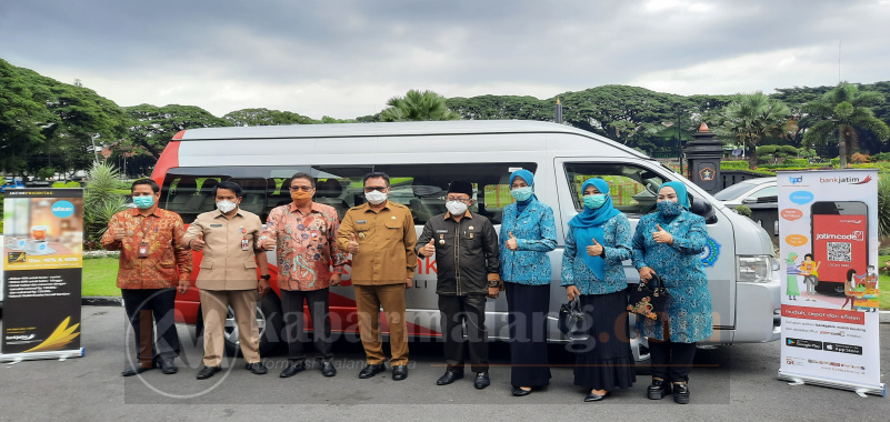 Dukung Mobilitas TP PKK Kota Malang, Bank Jatim Serahkan CSR 27 Pemkot Malang resmi menerima CSR dari Bank Jatim, satu unit mobil Toyota High Grade Hiace Commuter