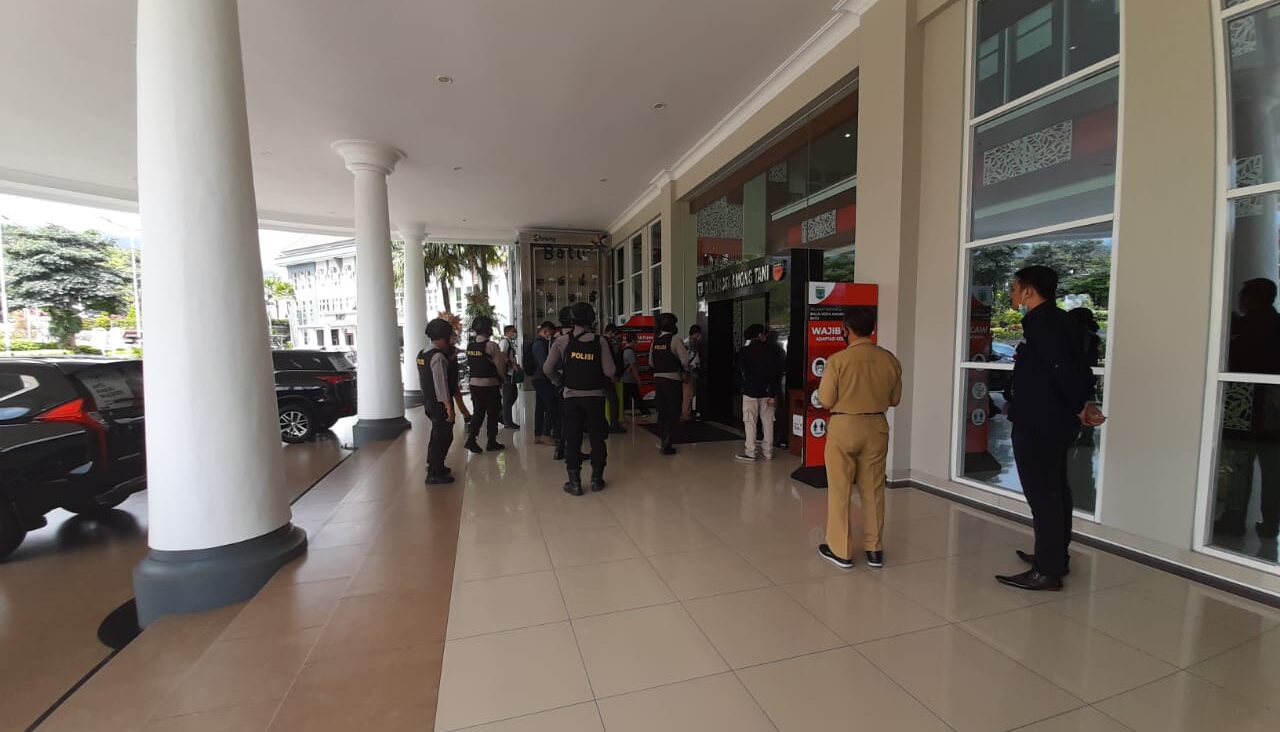 KPK Sambangi Pemkot Batu Lagi, Masuki Kantor Diskoperindag 26 f1f3f201 55fc 415e ab94 e704580ad805 e1610350352286