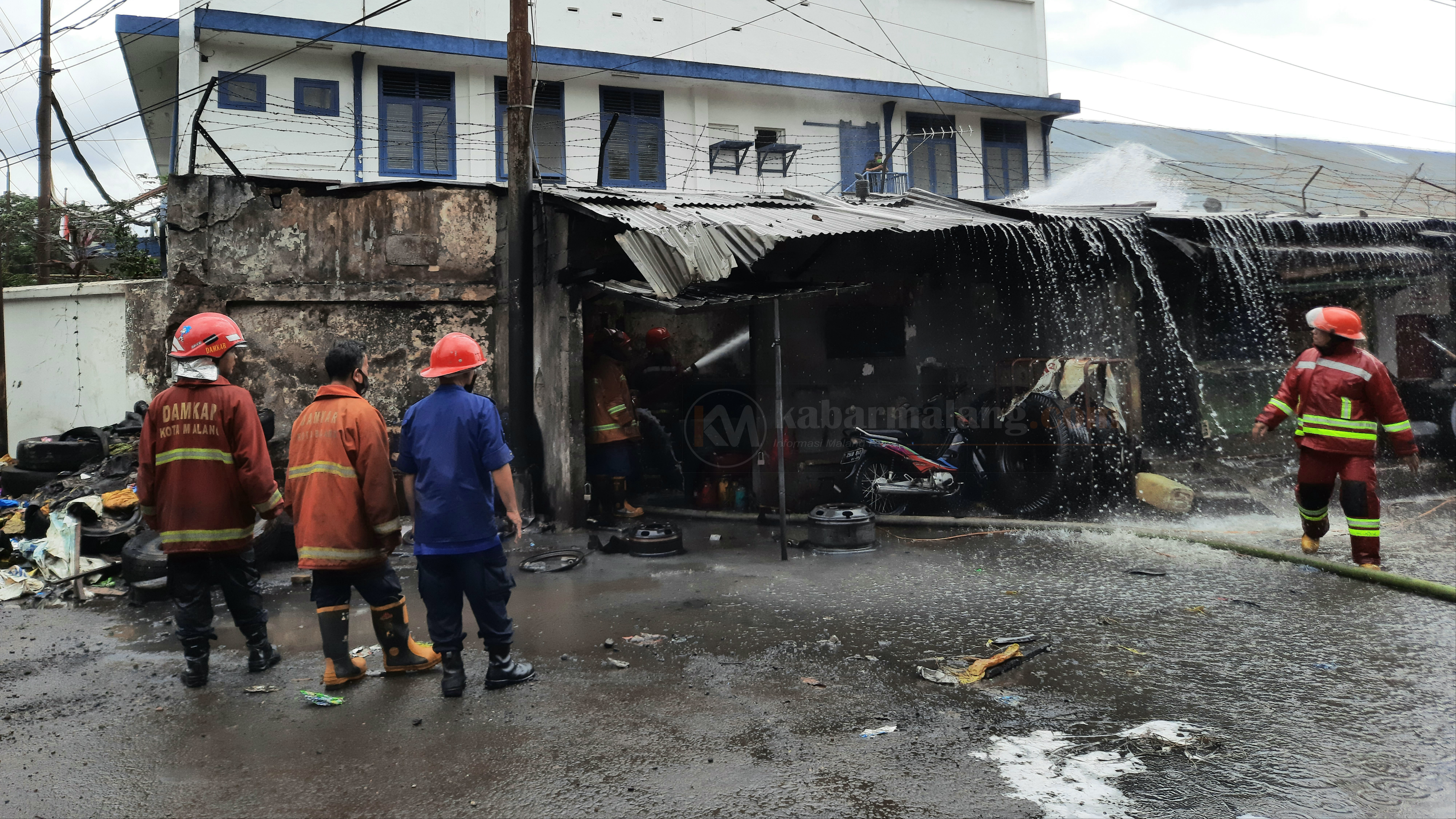 Kios Tambal Ban Jalan Halmahera Membara, 6 Orang Luka Bakar 26 Kios Tambal Ban Jalan Halmahera Membara, 6 Orang Luka Bakar