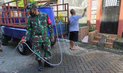 Babinsa Pandanwangi Penyemprotan Disinfektan Di Perumahan Plaosan