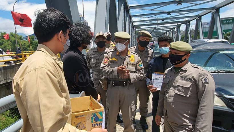 Satpol PP Bubarkan Aksi Galang Dana Mahasiswa UB Untuk Bayar UKT