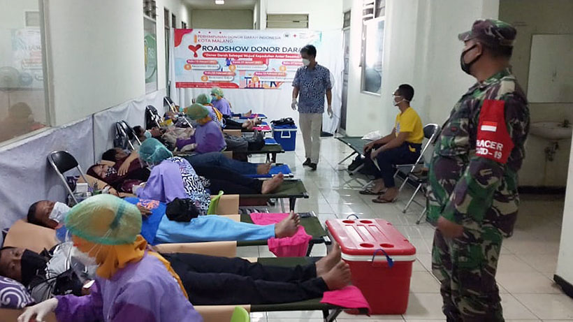 Babinsa Kawal PMI Klojen Gelar Donor Darah Di Posko Relawan