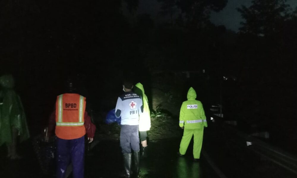 Longsor, Jalur Malang-Kediri Tertutup Total