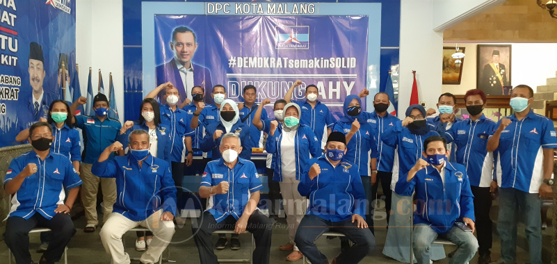 Isu Kudeta, Ini Pernyataan Sikap Demokrat Kota Malang 27 Dewan Pimpinan Cabang (DPC) Demokrat Kota Malang menegaskan satu suara mendukungan Ketua Umum Agus Harimurti Yudhoyono (AHY)
