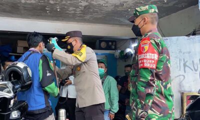 Kapolresta dan Dandim Bagikan Masker Gratis di Stasiun Kotabaru