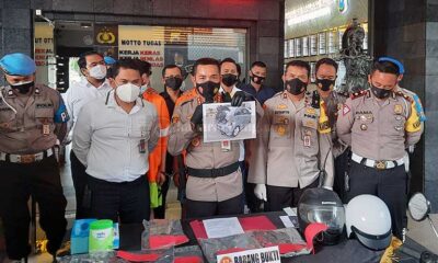 Dua pebalap liar merusak tiga mobil patroli polisi di Kota Malang. Minggu (7/3) kemarin, mereka melakukannya di Jalan Sukarno Hatta.