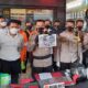 Dua pebalap liar merusak tiga mobil patroli polisi di Kota Malang. Minggu (7/3) kemarin, mereka melakukannya di Jalan Sukarno Hatta.