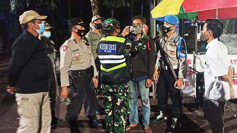 Gabungan Polisi Dan TNI Razia Prokes Di Warkop Kedungkandang