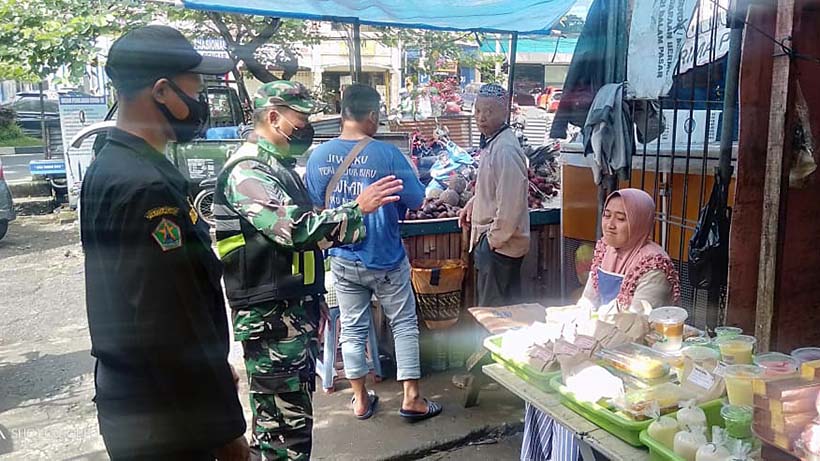 Oknum Pedagang Pasar Blimbing Bandel, Tepergok Tak Pakai Masker