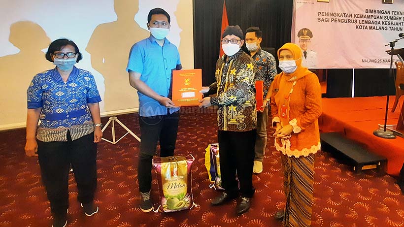 Dinsos Salurkan Bansos Kepada Lembaga Kesejahteraan Sosial