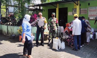 Babinsa Koramil Blimbing Kawal Pembagian BPNTD Dinsos Kota Malang