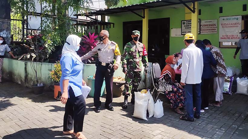 Babinsa Koramil Blimbing Kawal Pembagian BPNTD Dinsos Kota Malang