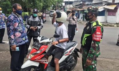 Aparat Kota Malang Sweeping Di Depan Kantor-Kantor Kelurahan