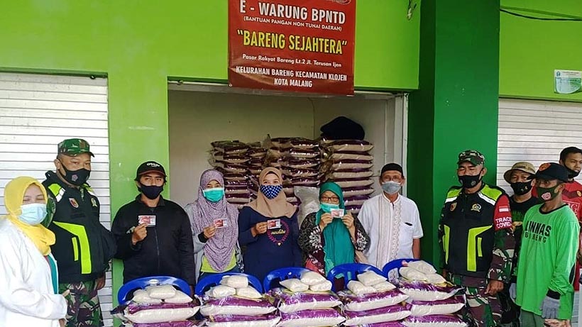 Babinsa Koramil Klojen Kawal Penyaluran BPNTD Di Kelurahan Bareng