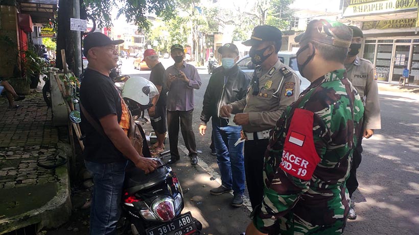 TNI Polri Operasi Gabungan Di Kelurahan Kauman, Sosialisasikan Prokes
