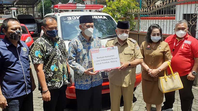 Bahrul Magfiroh dan Alfamart Beri Ambulans Untuk PWI Lewat Pemkab