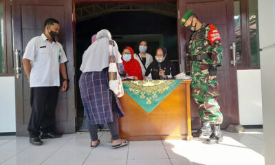 Babinsa Blimbing Kawal Penyaluran BST Tahap III dan IV Tahun 2021