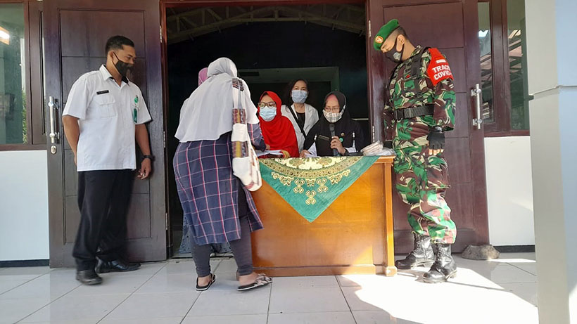 Babinsa Blimbing Kawal Penyaluran BST Tahap III dan IV Tahun 2021