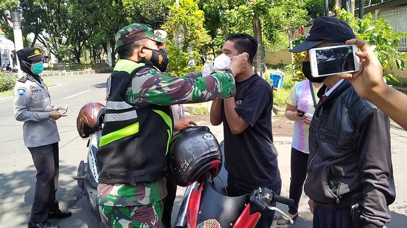 Petugas Gabungan Sukun Tegur Keras Pengendara Tanpa Masker