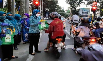 TP PKK Kota Malang Berbagi Ratusan Takjil Gratis Bagi Pengendara
