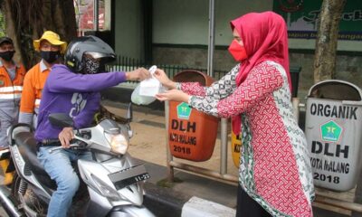 Persit KCK Cabang XL Kodim 0833 Bagi-Bagi Takjil Gratis Jelang Berbuka