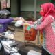 Persit KCK Cabang XL Kodim 0833 Bagi-Bagi Takjil Gratis Jelang Berbuka 70 Persit KCK Cabang XL Kodim 0833 Bagi-Bagi Takjil Gratis Jelang Berbuka