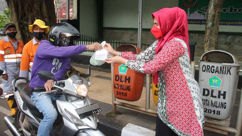 Persit KCK Cabang XL Kodim 0833 Bagi-Bagi Takjil Gratis Jelang Berbuka