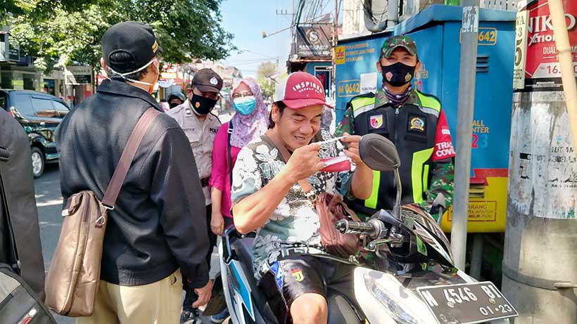 Tim Penegakan Prokes Operasi Pasar Tawangmangu Dan Jalan Gajayana 26 Tim Penegakan Prokes Operasi Pasar Tawangmangu Dan Jalan Gajayana