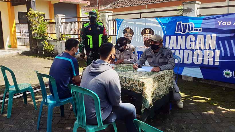 Wajibkan Masker, Aparat Kedungkandang Tegur Pelanggar Di Lesanpuro