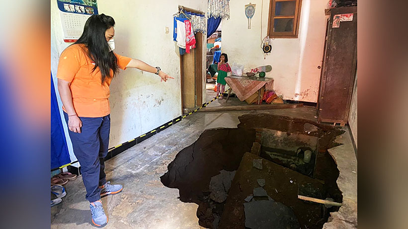 Ruang Tamu Rumah di Kedungkandang Amblas Akibat Gempa Malang