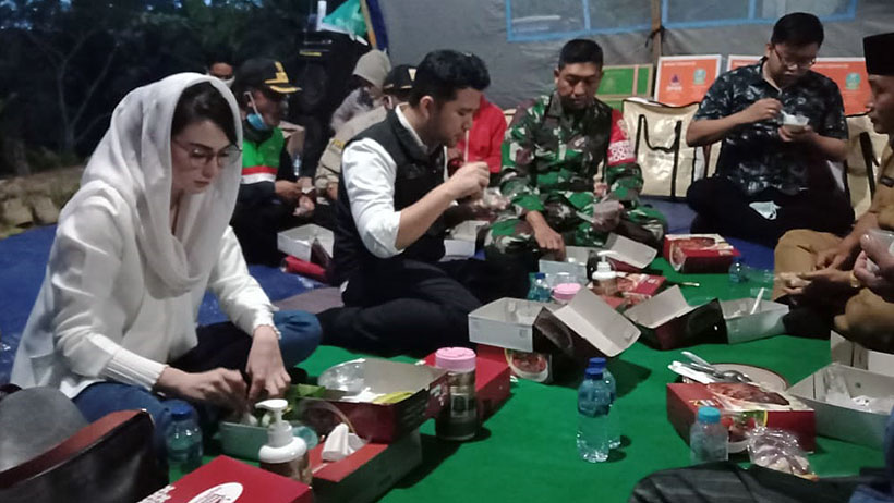 Arumi Sambangi Pengungsian Gempa, Berbuka Bersama Pengungsi