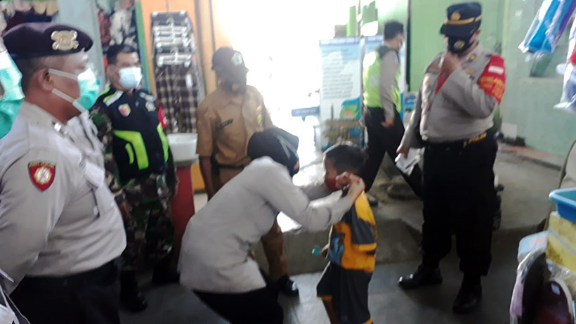 Patroli Gabungan Blusukan Sosialisasi Prokes Di Pasar Bunulrejo Malang