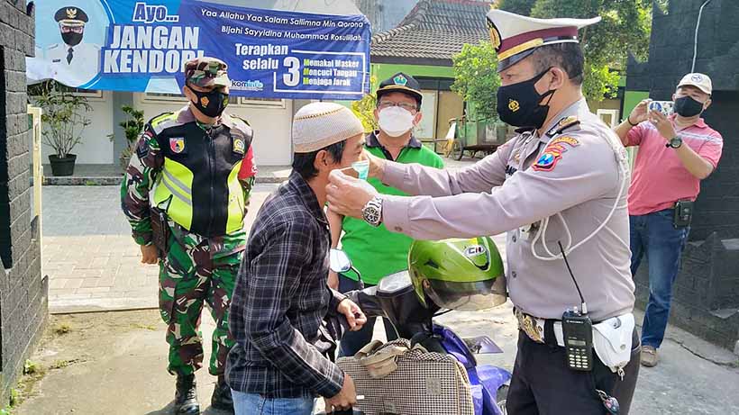 Gabungan TNI Polri Grosokan Prokes Di Kelurahan Sumbersari