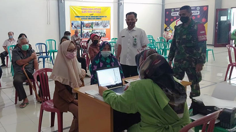 Babinsa Koramil Lowokwaru Kota Malang Dampingi Vaksinasi Lansia 26 Babinsa Koramil Lowokwaru Kota Malang Dampingi Vaksinasi Lansia