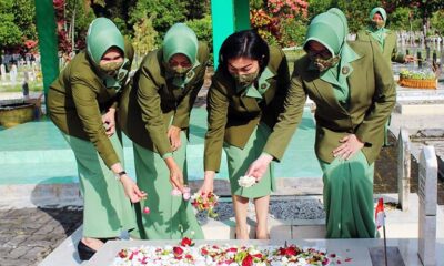 HUT Ke 75, Persit KCK Ziarah Makam Pahlawan Di TMP Suropati Malang