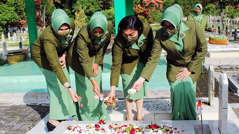 HUT Ke 75, Persit KCK Ziarah Makam Pahlawan Di TMP Suropati Malang