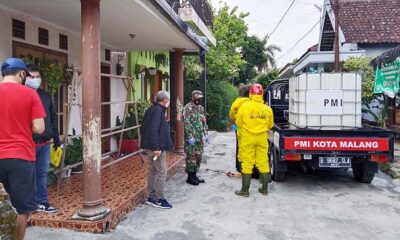 PMI Kota Malang Semprotkan Disinfektan Di Kampung Lowokdoro