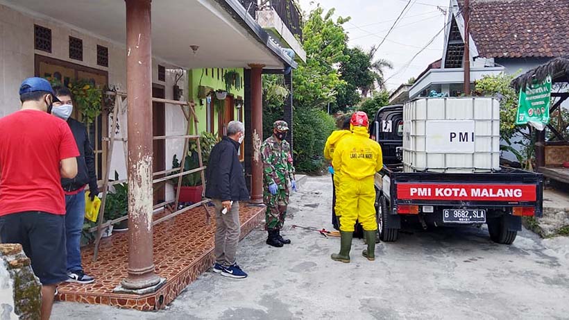 PMI Kota Malang Semprotkan Disinfektan Di Kampung Lowokdoro