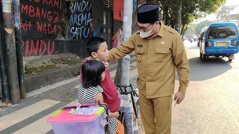 Bikin Haru, Ini Perjuangan Kakak Adik Jual Gorengan, Wawali Trenyuh