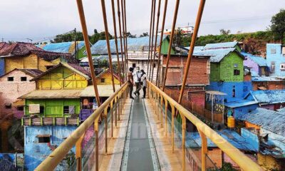 Jembatan Kaca Kampung Warna-Warni Spot Foto Andalan Wisatawan
