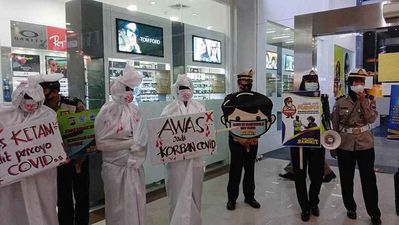 Pocong Berkeliaran Di Malang, Masuki Mal Sampai Berdiri Di Perempatan