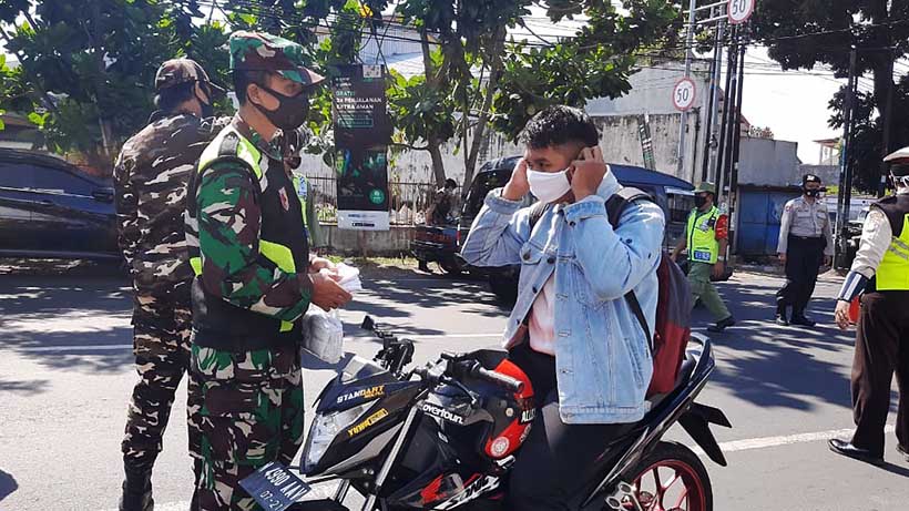 Petugas Sisir Tlogomas, Edukasi Pentingnya Masker Untuk Cegah Covid